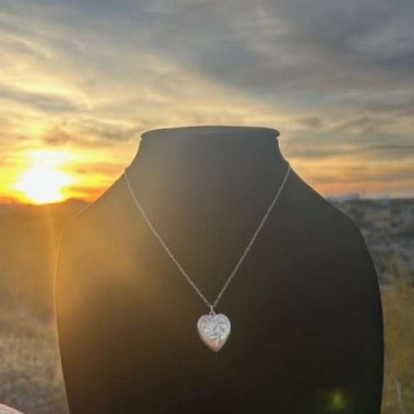 ❤️❤️ Sterling Heart Etched Locket & Chain Vintage Necklace - Picture 9 of 14